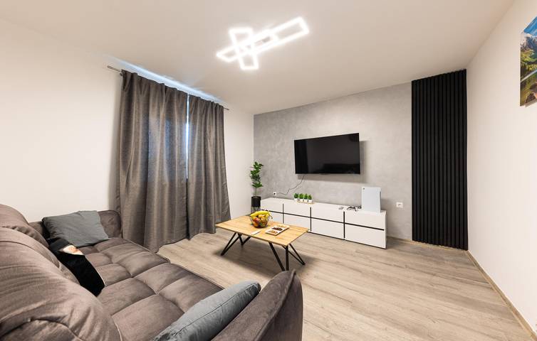 Geräumige 2-Zimmer-Wohnung mit Pool, Terrasse und WLAN in Dalmatinisches Zagora