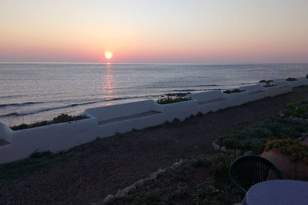 Rent pleasant house with direct access to the beach in Platja de l'Almadrava, Vandellòs i l'Hospitalet de l'Infant