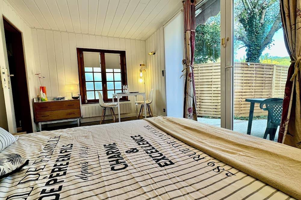Entire apartment, Studio du Bourgneuf in Chartres, with terrace, garden and swimming pool in Chartres, Chartres region