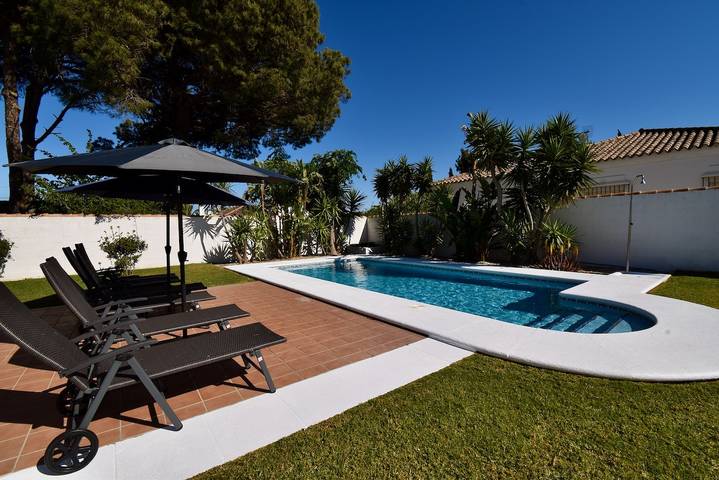 Chalet para 8 personas, con jardín además de terraza y piscina, Familias con niños en Bahía de Cádiz - 2