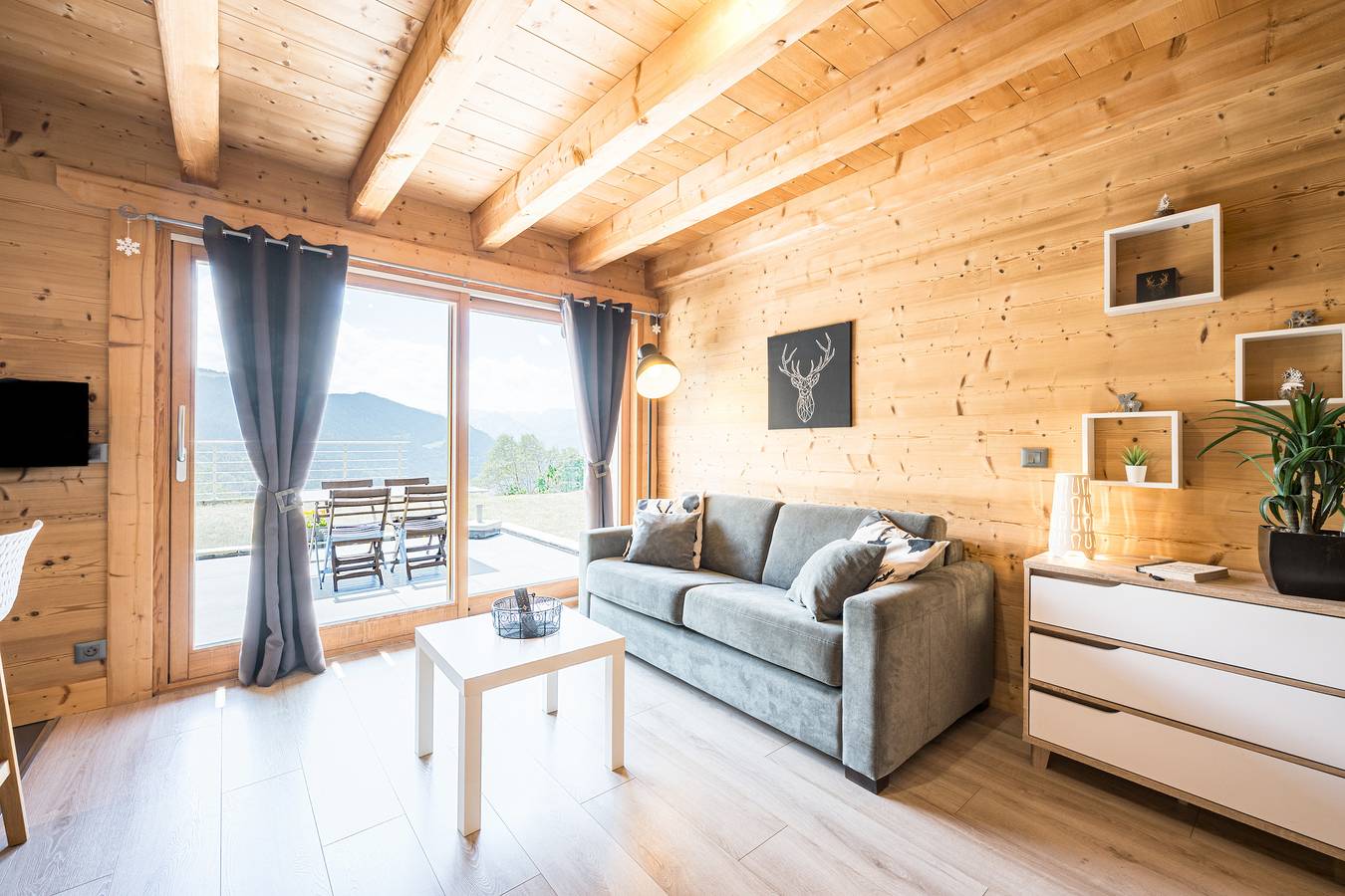 Gehele studio, Studio Appartement 'De Charme Montagne' met Uitzicht op de Bergen, Privé Terras en Wifi in Notre-Dame-du-Pré, Savoie