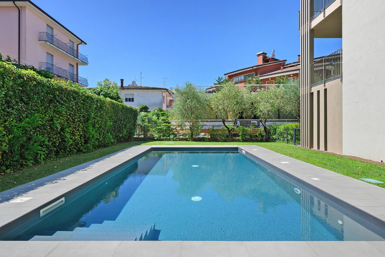 Appartement entier, Appartement 'Le Refuge de l'Ingénieur' avec Piscine Commune, Jardin Partagé et Wi-Fi in Garde, Montagnes autour du lac de Garde