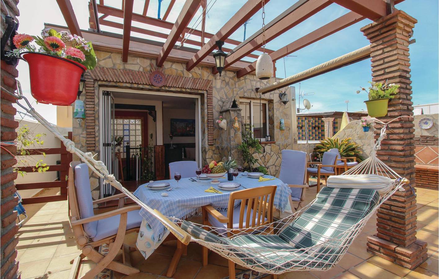 Entire holiday apartment, Beachside Retreat: 120m² with AC, Pool & Terrace in Nerja Centre, Nerja