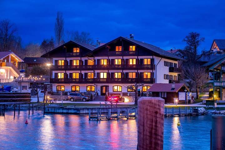 Pension, mit Balkon und Terrasse sowie Garten und Sauna in Gstadt am Chiemsee - 2