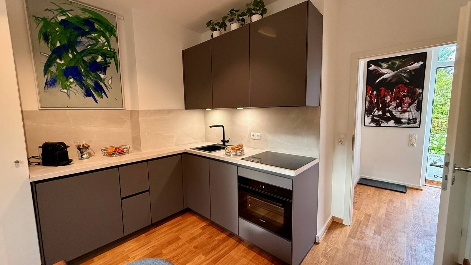 Entire apartment, Holiday Apartment 'Ederweg' with Private Terrace and Wi-Fi in Kassel, Hessisches Bergland