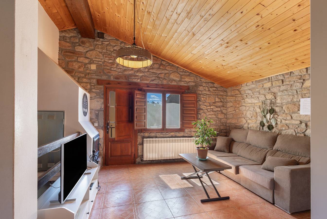 Chalet 'Masia La Clariana' con vistas a la montaña, piscina privada y Wi-Fi in Molsosa, Provincia de Lleida