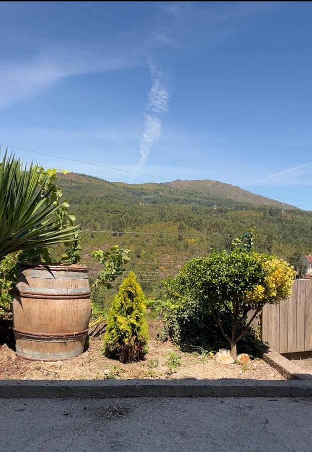 Apartamento de férias para 6 pessoas, com vista e piscina e ainda jardim, com animais de estimação em Ponte da Barca