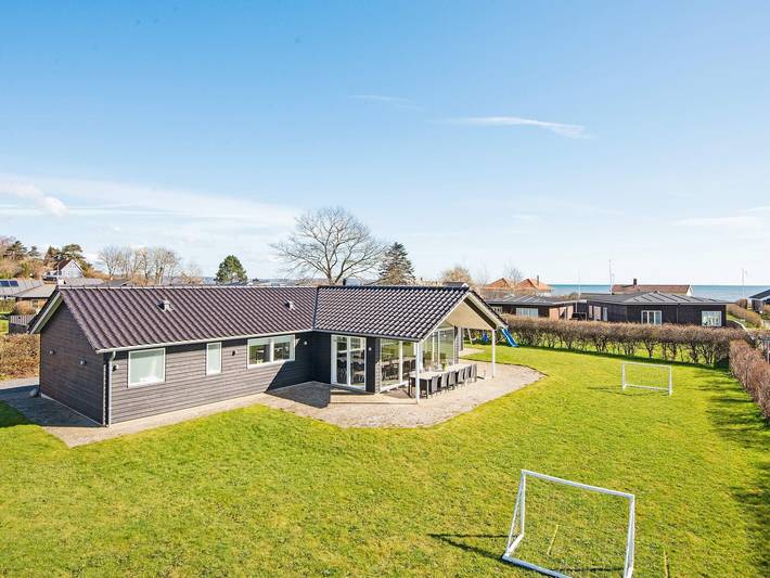 Ferieudlejning for 10 personer, med Jacuzzi og Terrasse såvel som Have og Sauna i Hvidbjerg Strand