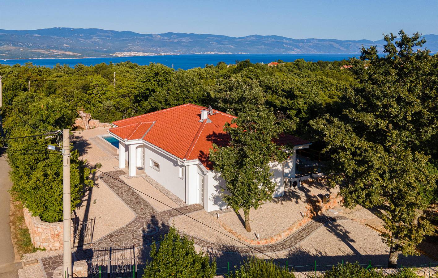 Charmantes Apartment, 2 km vom Strand entfernt: 1-Zimmer-Wohnung mit Pool und WLAN in Žestilac, Dobrinj