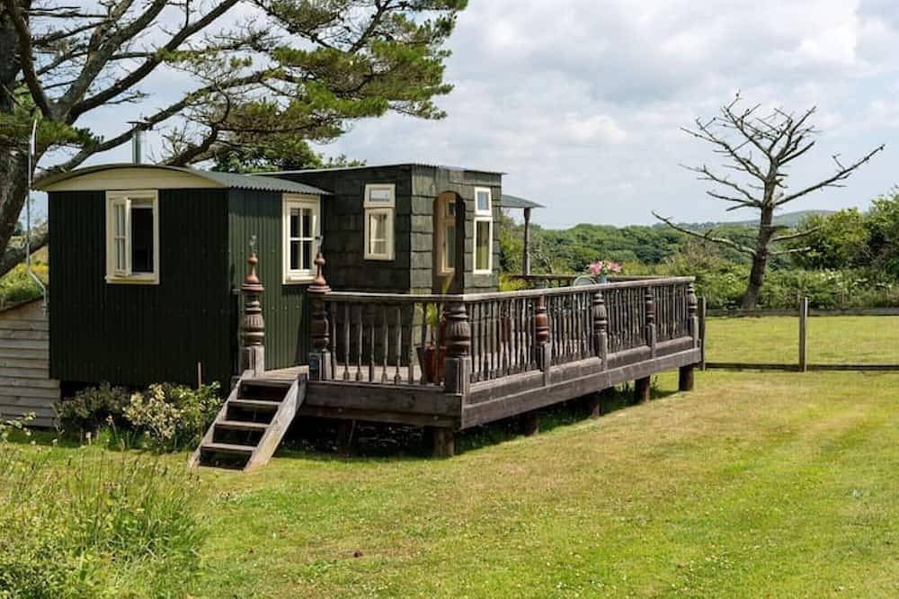 Woodstock Retreat Shepherd's Hut in Cornwall