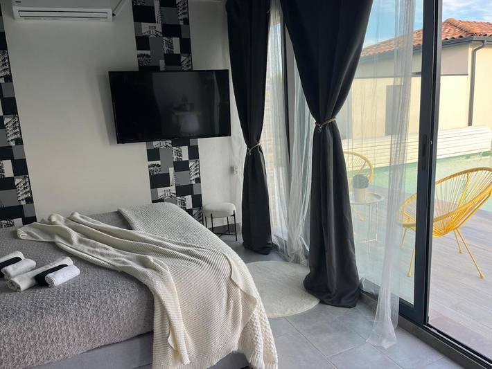 Gîte pour 2 personnes, avec piscine et jardin à Bressols - 2