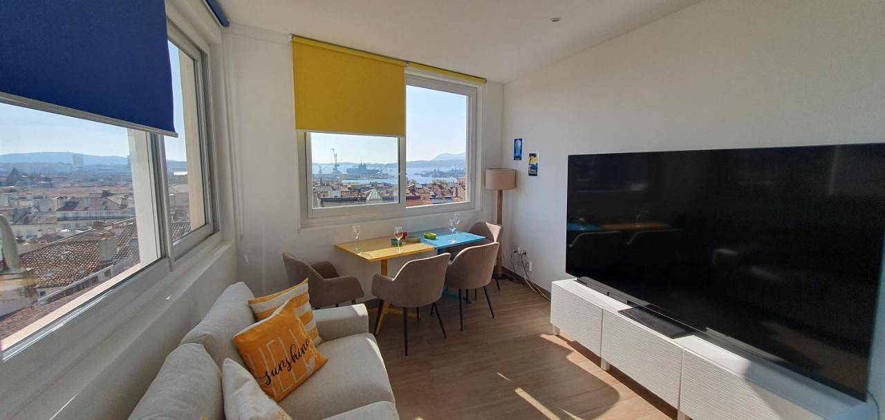 Appartement entier, Vue Mer Panoramique - Gare et Port à Pied - 60m2 in Toulon, Côte méditerranéenne (France)