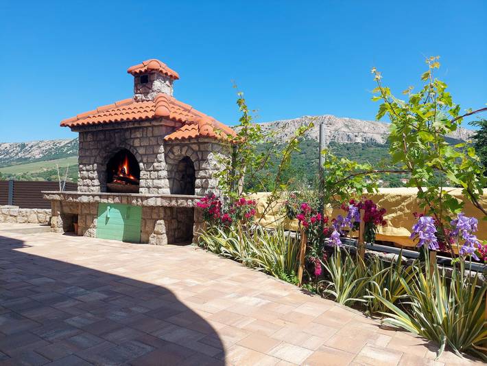 Ferienwohnung für 2 Personen, mit Ausblick und Terrasse sowie Garten, mit Haustier in Baska - 2