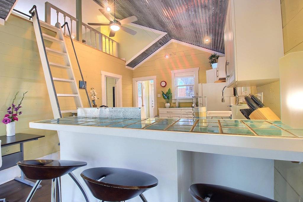 ★ Gehen Sie zu allem ★ Privater Bungalow ★ Hof ★ Ultraschnelles Wlan ★ Überdachte Parkplätze in Austin, Travis County