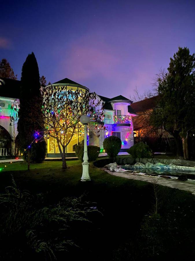 Station pour 4 personnes, avec vue et terrasse ainsi que jardin et piscine à Despotovac - 3