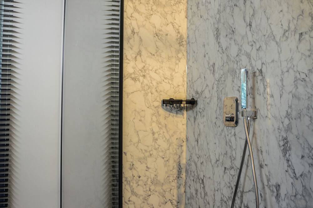 Boshuis Papilio is een rustig verblijf in een bos op wandelafstand van Ieper. in Ieper, West-Vlaanderen