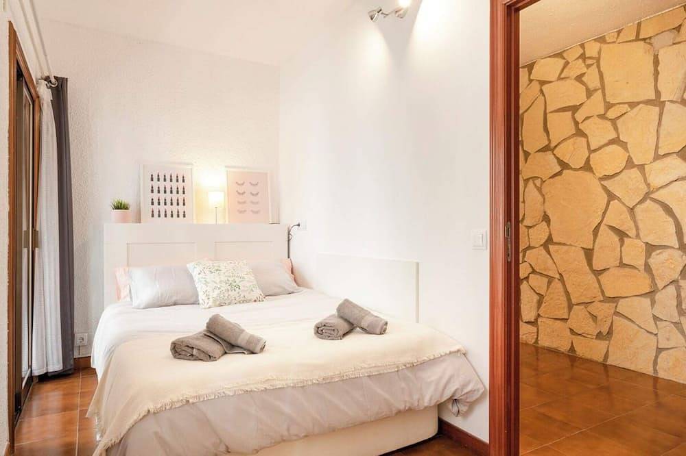 Hel lejlighed, Barcelona Beach Home: Historic house with rooftop terrace 1 min from the beach! in Barcelona Centre, Barcelona