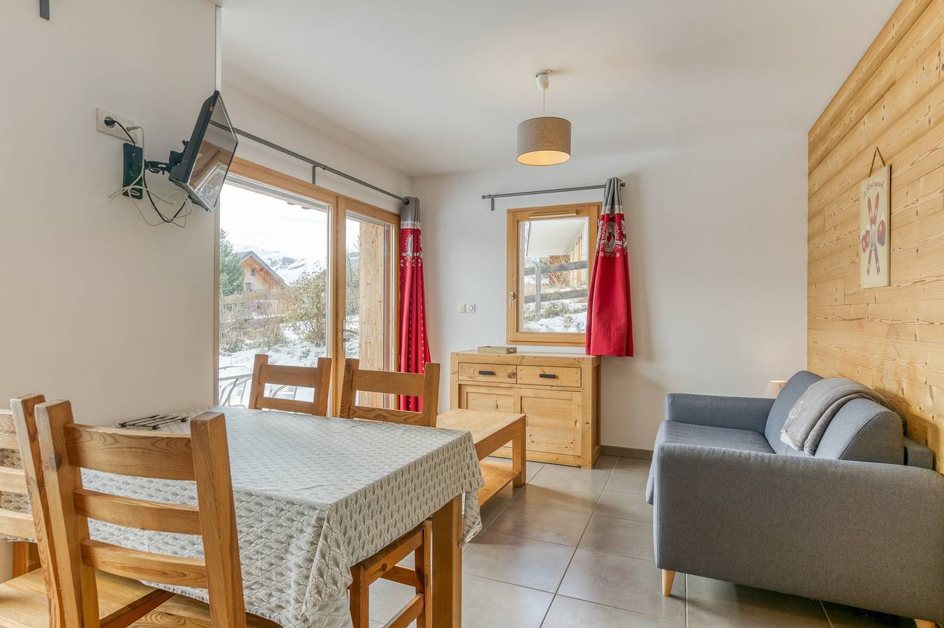 Entire apartment, Apartment 'Le Lièvre' with Mountain View, Private Terrace and Wi-Fi in Saint-Jean-d'Arves, Saint-Jean-de-Maurienne region