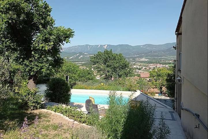 Gîte pour 2 personnes, avec piscine ainsi que terrasse et jardin à Peipin