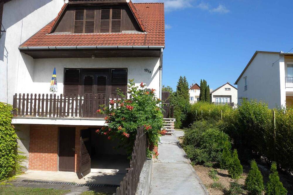 Ferienhaus mit Balkon und Gartenmöbel in Balatonalmadi, Plattensee nordufer