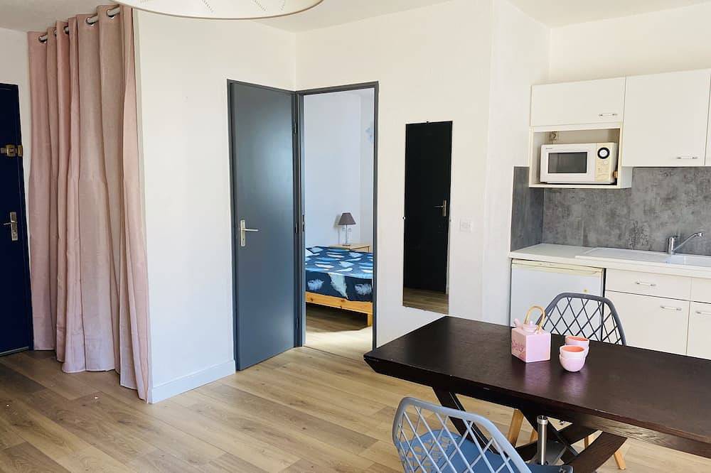 Entire apartment, T2 apartment 100 meters bright, fully furnished baths in Gréoux-les-Bains, Verdon Regional Natural Park
