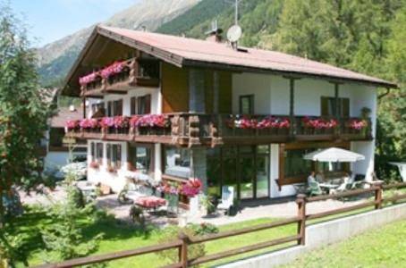 Maison d’hôte pour 3 personnes, avec Balcon et Terrasse ainsi que Jardin et Vue dans Gries