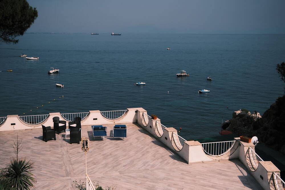 Luxury House Marinadalbori, Terrazzo Privato a 10 Metri dal Mare in Amalfi Coast in Vietri sul Mare, Amalfi Coast