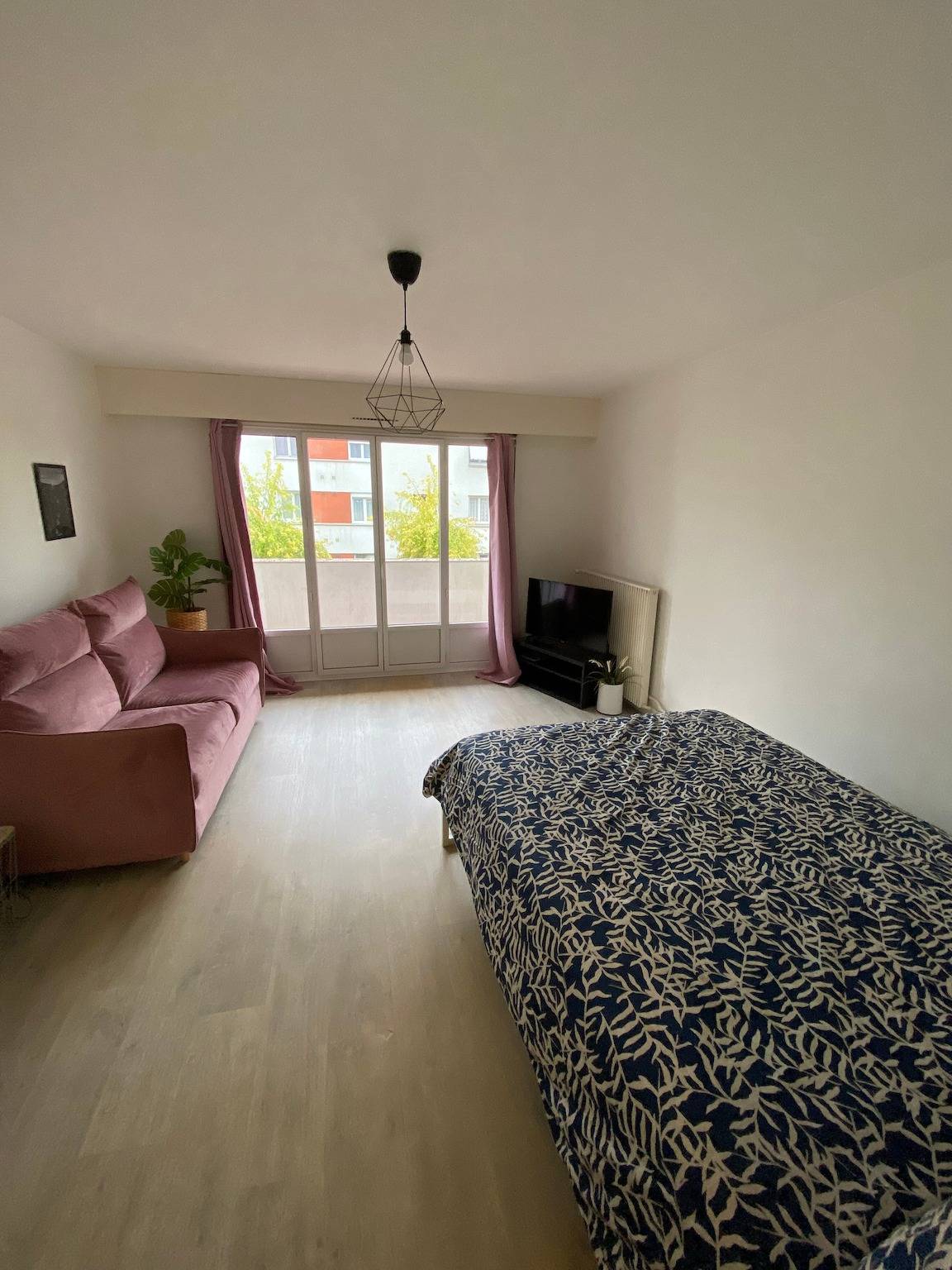Ganzes Studio, Einzimmerapartment 'Grand Studio Avec Loggia' mit privater Terrasse, Balkon und Wlan in Thorigny-sur-Marne, Seine-et-Marne