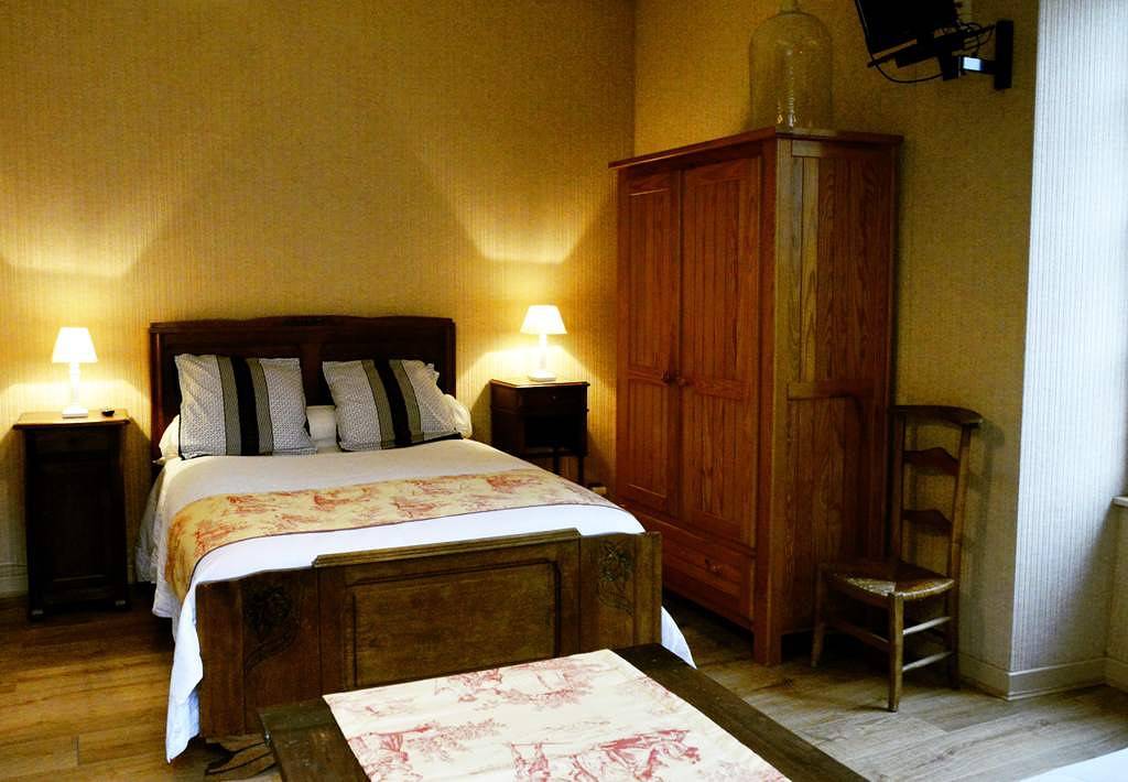 Chambres des gîtes du bourg - La chambre d'hôte in Vitrac (Cantal), Région d'Aurillac