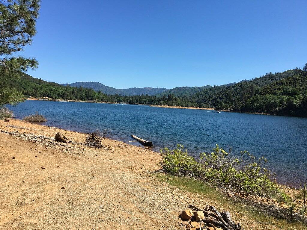 Haus am See mit 1000 m² Terrasse mit freiem Blick auf das Wasser. in Shasta Lake