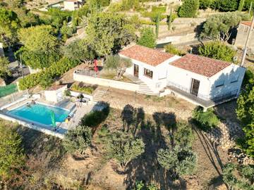 Location de vacances pour 6 personnes, avec piscine ainsi que vue et jardin à Roquevaire