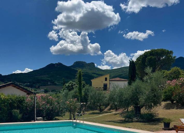 Location de vacances pour 4 personnes, avec jardin ainsi que piscine et vue à Montebello di Bertona