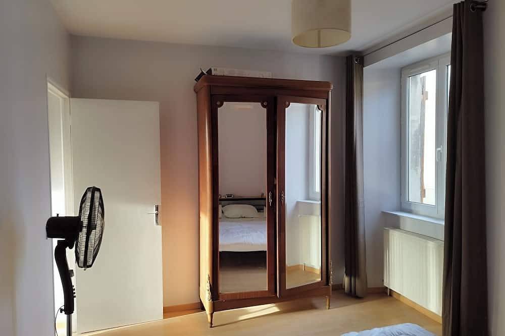 Apartamento entero, 85m2 apartment in 18th century house in the heart of the village. in Livinhac-le-Haut, Macizo Central
