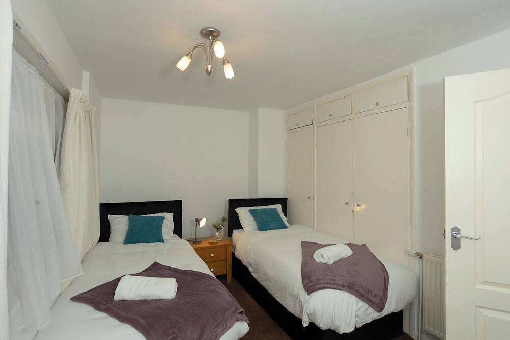 Charming and Cosy Home- Sleeps 4, Free Parking, Private Patio - Central Warwick in Warwick, Warwickshire