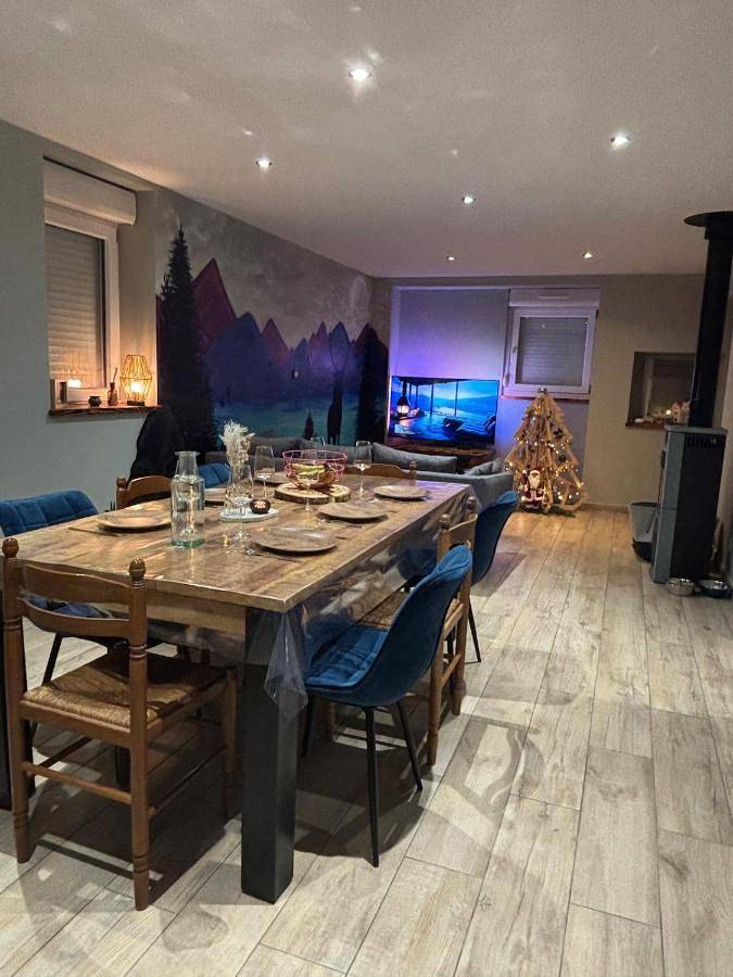 Location de vacances pour 6 personnes, avec vue ainsi que terrasse et jardin, animaux acceptés à Dommartin-lès-Remiremont