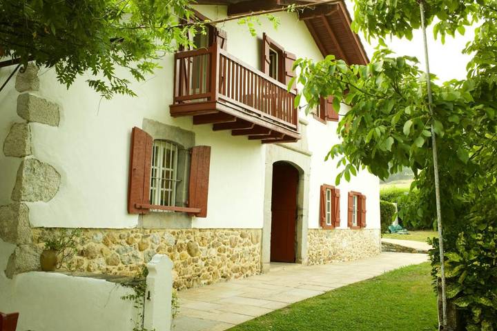 Location de vacances pour 12 personnes, avec Balcon et Jacuzzi ainsi que Terrasse et Jardin à Macaye