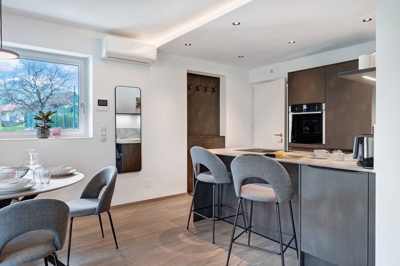 Ganze Wohnung, Neueröffnung - Ferienwohnung 'Vinea Guesthouse Terrace': Bergblick, großzügige Terrasse, Klimaanlage in Karneid, Rosengarten-Latemar