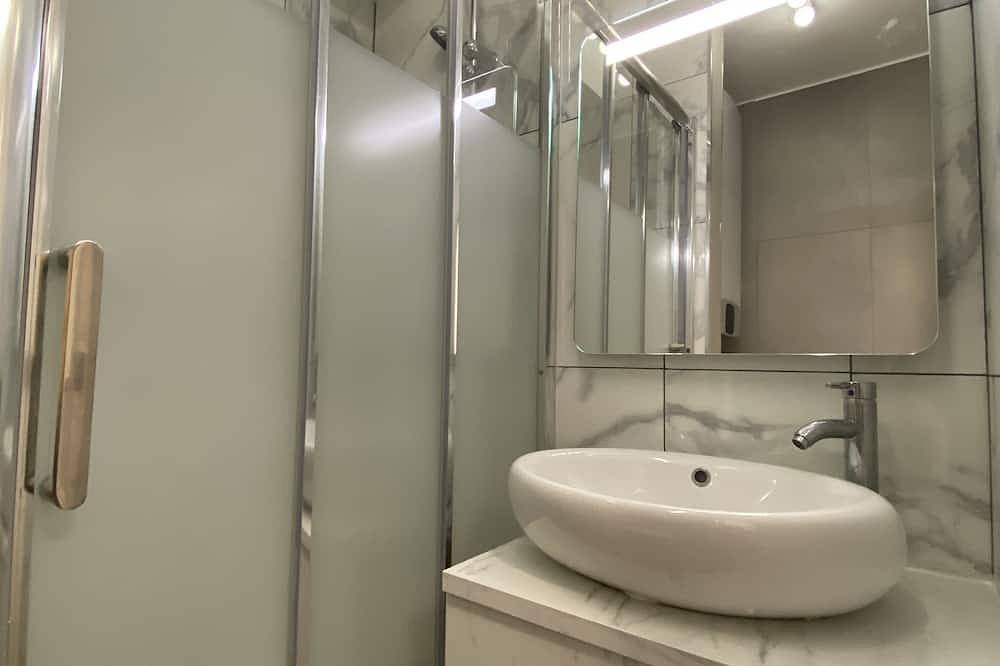 Apartamento entero, Cosy and bright T1 2 steps from Paris / Metro 14 /Netflix in Clichy, Altos del Sena