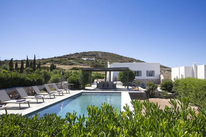 Villa for 8 people, with yard in Paros