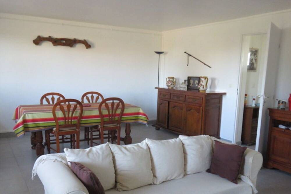 Entire apartment, Vacation rentals in Arcangues apartment in a villa in Arcangues, Bayonne region