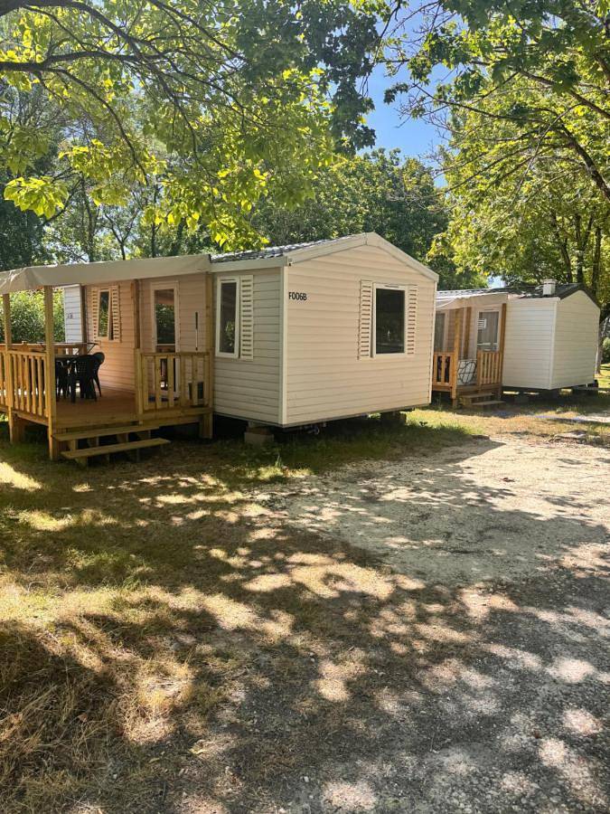Location de vacances pour 4 personnes, avec jardin et terrasse ainsi que bassin pour enfant et piscine à Vergeroux