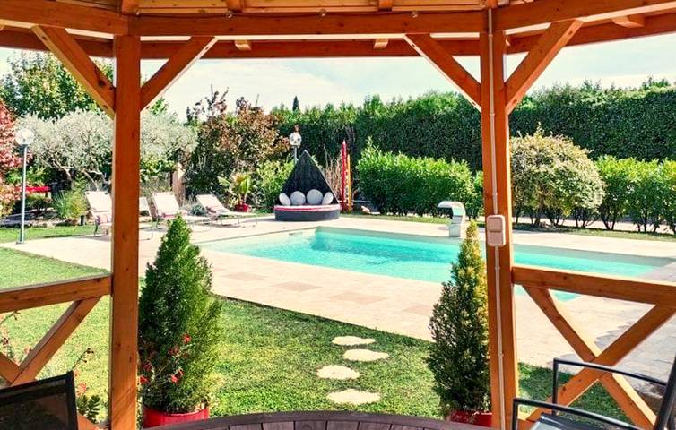 Location de vacances pour 6 personnes, avec terrasse ainsi que jardin et piscine, animaux acceptés à Sarrians - 4