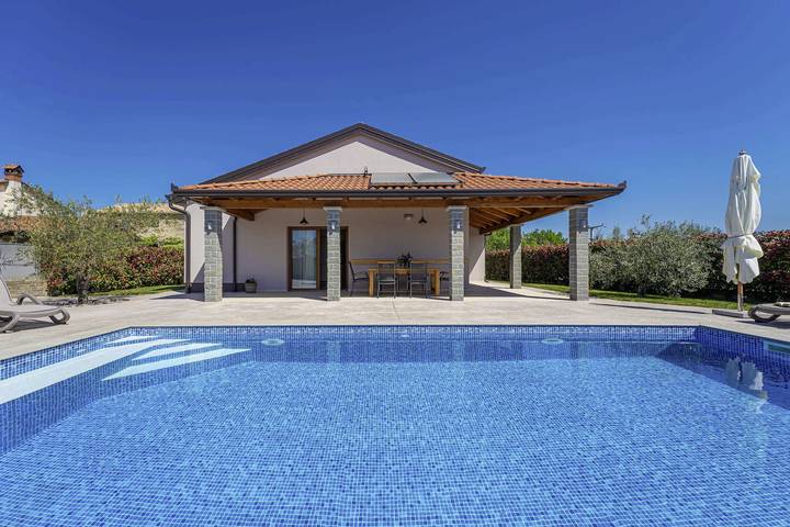 Ferienhaus für 6 Personen, mit Garten und Pool in Buzet