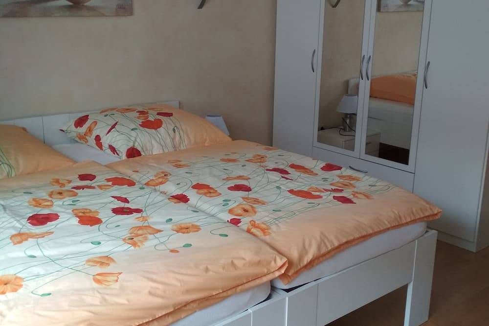 Ganze Wohnung, Helle und gemütliche Ferienwohnung mit überdachtem Balkon im mediterranen Stil! in Klüsserath, Moseleifel
