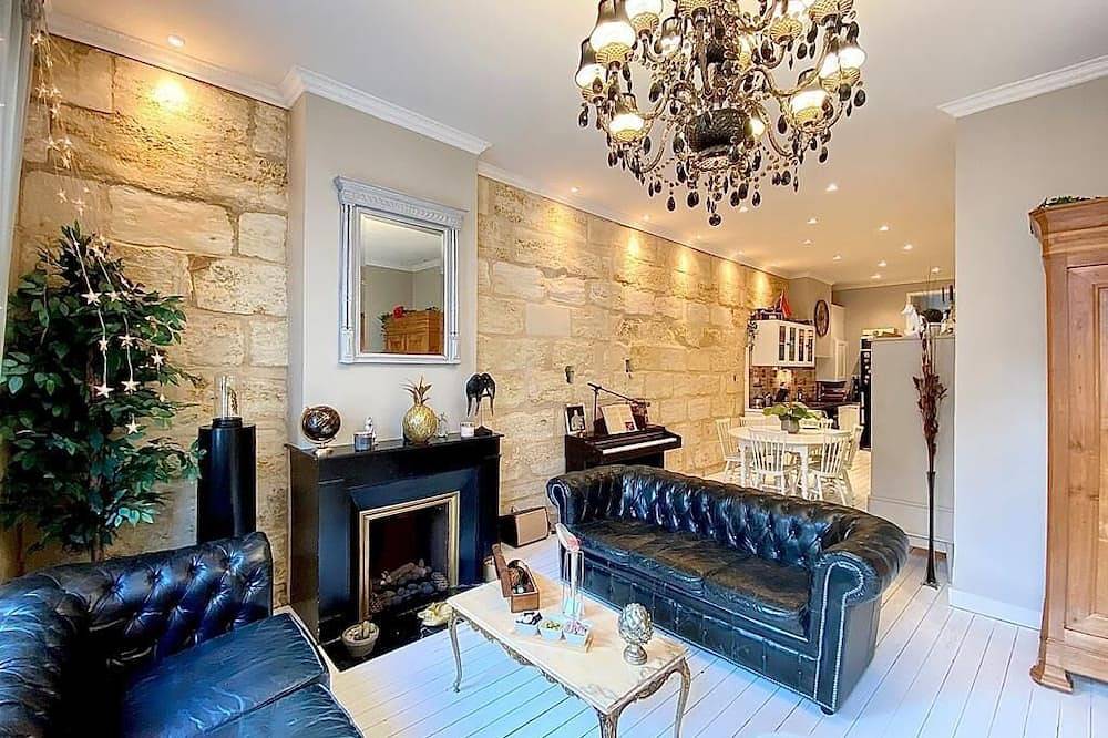 Entire apartment, Large Luxury Apartment with Jacuzzi, Terrace and Parking in Hyper Centre! in Bordeaux, Bordeaux region