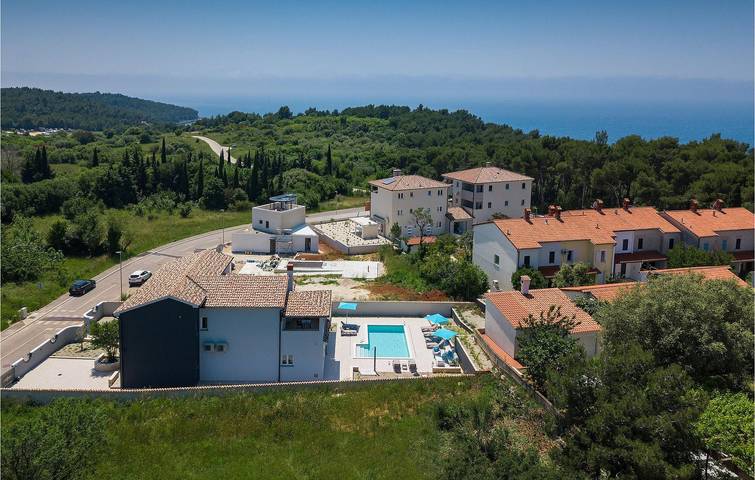 Amplio apartamento con piscina, wifi y acceso a la playa in Premantura, Costa sur de Istria