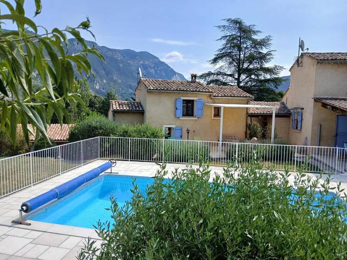 Location de vacances pour 4 personnes, avec piscine ainsi que jardin et vue à Entrevaux