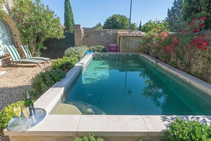 Gîte pour 8 personnes, avec terrasse ainsi que piscine et jardin