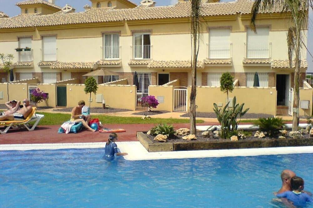 Perfectamente ubicado 3 dormitorios casa sólo yardas de la piscina in Golf Resorts Murcia, Mar Menor
