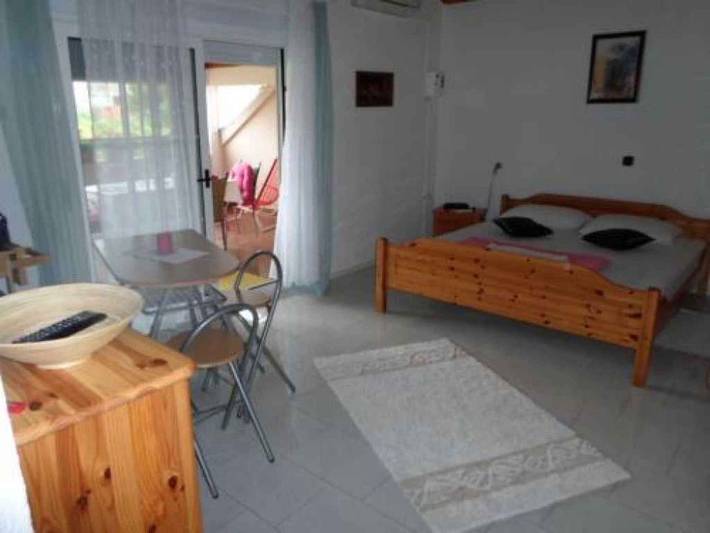 Studio für 2 Personen, mit Balkon und Garten in Nin